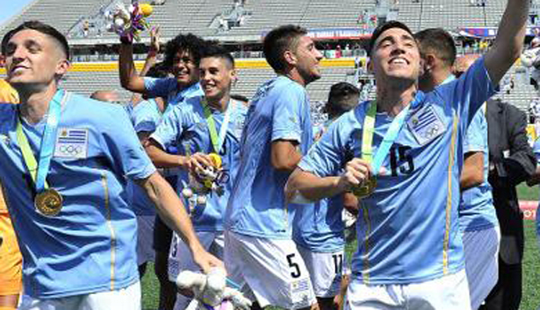 Jugadores uruguayos celebran la medalla de oro.