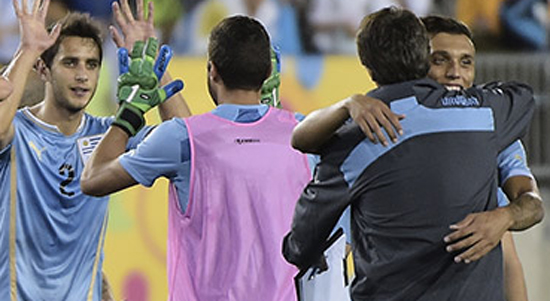 Jugadores uruguayos se felicitan después del triunfo ante Paraguay 1-0.