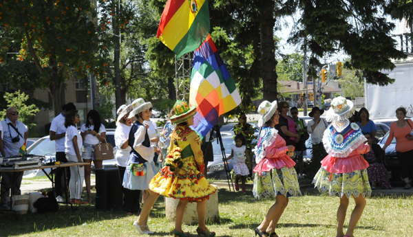 La danza “Kullawada” une a comunidad boliviana en Toronto.
