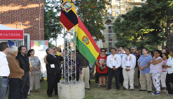 Comunidad ecuatoriana y boliviana izan sus símbolos patrios
