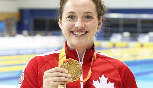 La canadiense Morgan Bird orgullosa con su medalla.