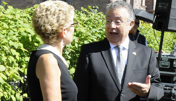 La primera ministro de Ontario, Kathleen Wynne y el Cónsul General de México en Toronto, Mauricio Toussaint.