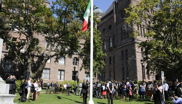 El Cónsul General de México en Toronto, Mauricio Toussaint, izó la bandera mexicana en el mástil principal del Parlamento Provincial de Ontario. 
