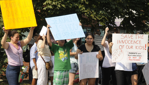 Los hispanos también hicieron sentir su voz de protesta contra el controversial plan de educación sexual del gobierno Liberal de Ontario.
