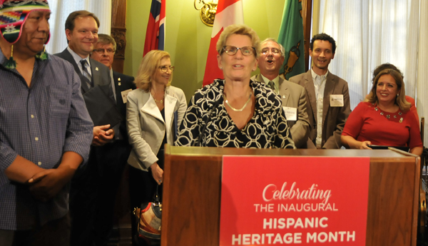 La primera ministra de Ontario, Kathleen Wynne inauguró el Mes de la Herencia Hispana.