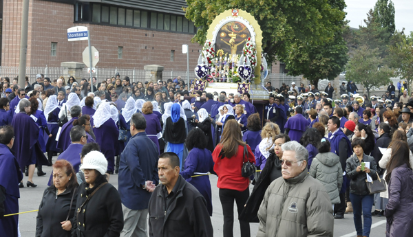 La sagrada imagen del Señor de los Milagros salió en procesión en Toronto.