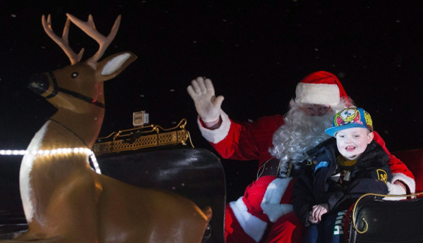Evan en la carroza de Santa Claus. Foto: Canadian Press.