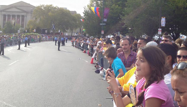 Miles de personas esperan para ver pasar al Papa Francisco. Foto:Mary Cruz.