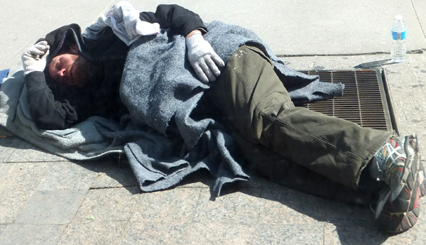 En pleno centro de Toronto una persona duerme en la calle.