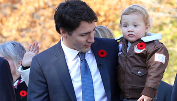 El primer ministro de Canadá, Justin Trudeau con su niño en brazos.Foto: PMO.