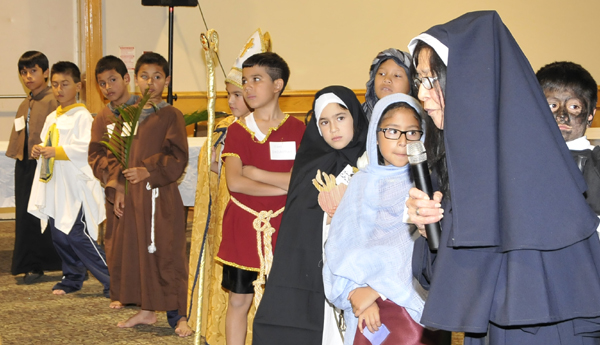 Los Niños llegaron vestidos de santos, angelitos, sacerdotes, beatos o usando túnicas y velos para celebrar “Dia de Todos los Santos”.