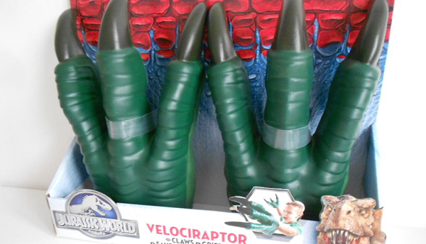 Estas garras de velociraptor Jurassic World. Puede causar lesiones en los ojos y la cara. Foto Flikr.