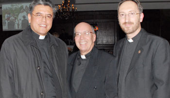 De izquierda a derecha.- Los Sacerdotes Héctor Vila, Santiago Avila y Miguel Segura Blay.