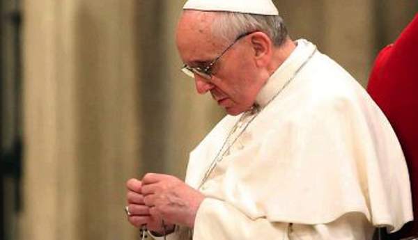 El Papa Francisco rezando el Rosario por los Fieles Difuntos. Foto: Flikr.
