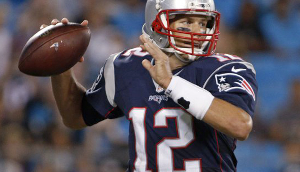 El mariscal de campo de los New England Patriots, Tom Brady, sufrió un esguince en el tobillo derecho pero se espera que juegue dentro de dos semanas.