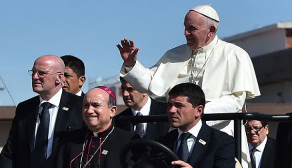 El Papa Francisco se despidió de México dando gracias a Dios por haberle permitido visitar un país que siempre sorprende ''¡México es una sorpresa!'', dijo en el aeropuerto de Ciudad Juárez poco antes de embarcarse de regreso a Roma.