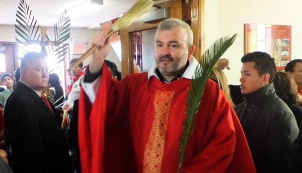 El Padre Ricardo Quiñones bendice los Ramos.