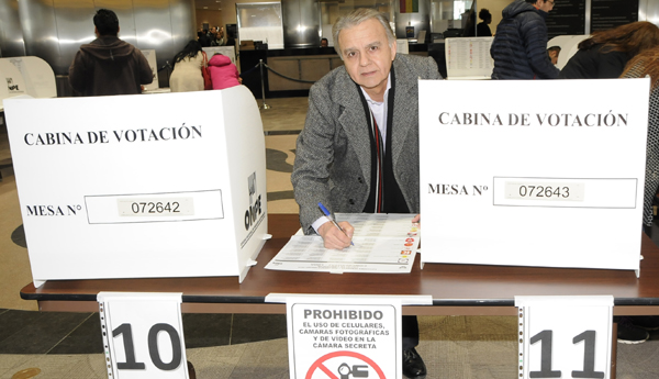 El abogado de Inmigración, Alberto Mestanza ejerce su derecho al voto.