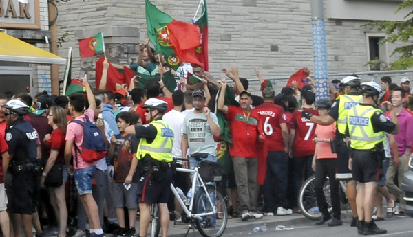 Portugueses celebran pase de su selección a la final.