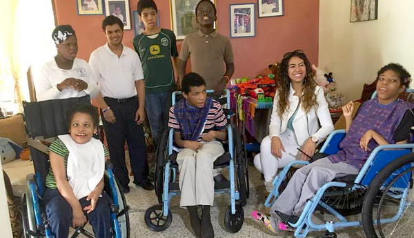 La cantante Chantel Collado (2da.derecha), Embajadora de la Fundación Rayo de Esperanza, comparte con los niños de la Casa Nazaret, quien también estará participando en la Cena de Gala del 19 de noviembre. Foto: Facebook.
