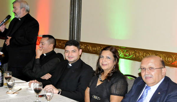 De izquierda-derecha: Padres, Ricardo Quiñones, Josué Vargas, Omar Daza,Secretaria, Benny Naar y Francisco Naar.