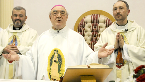 El Obispo Nicola De Angelis (centro), el Padre Miguel Segura Blay (d) y el Padre Ricardo Quiñones (izq.).Foto archivo.
