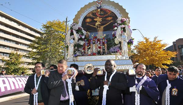 Peruanos en Toronto mostraron su fe ante el Señor de los Milagros