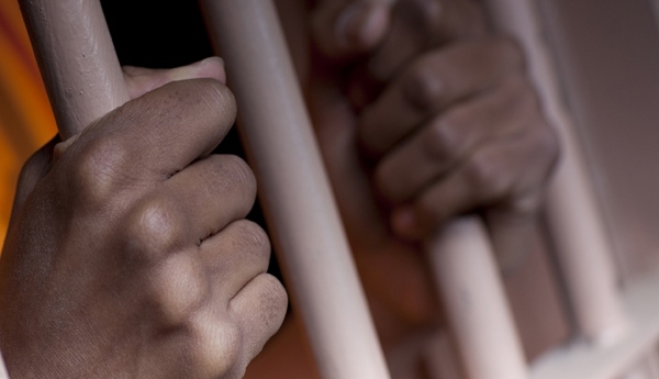 EE. UU. enfrenta sobrepoblación en centros de detención de inmigración con 47,600 detenidos