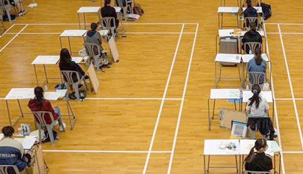 Ontario propone nueva ley: asistencia y participación en clase contarán para la nota y regresan los exámenes finales