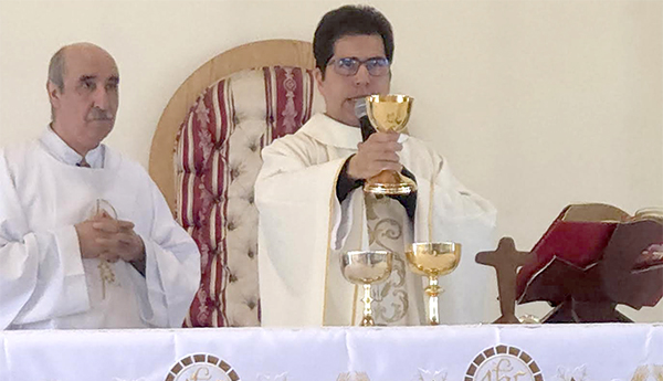 Padre Javier: “La Santísima Trinidad nos acompaña en cada momento de nuestra vida”