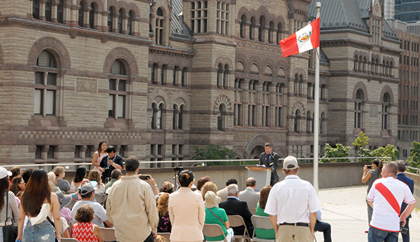 El Perú hizo flamear su bandera en el corazón de Toronto
