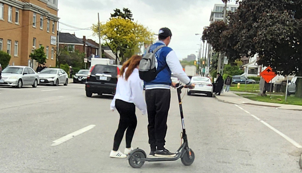 Toronto multa a conductores de scooters y bicicletas por conducción peligrosa